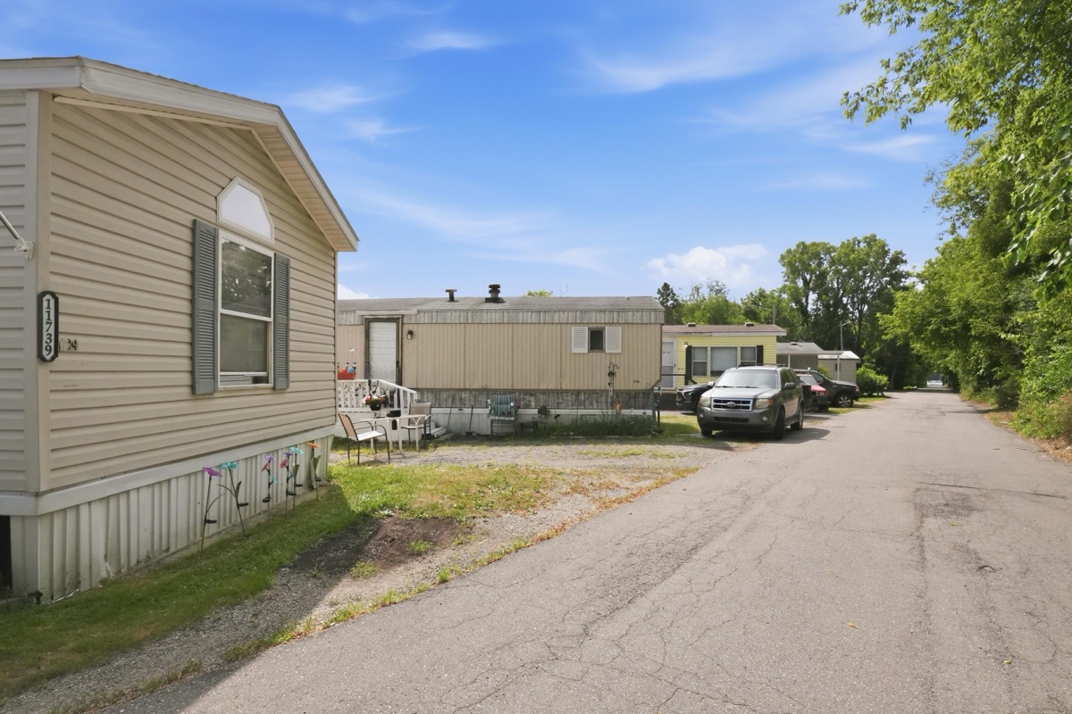 Listing photo 4 — Whitmore Lake, MI