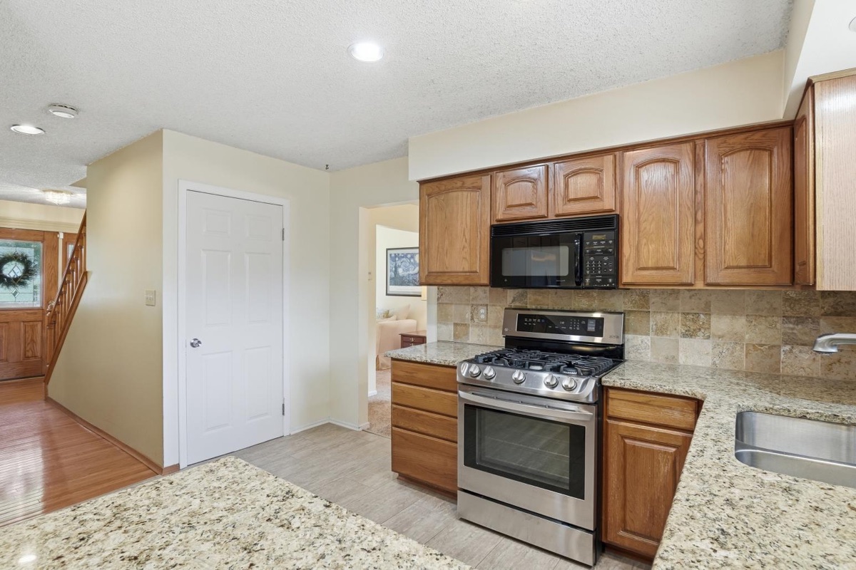 Listing photo 17 — Wixom, MI