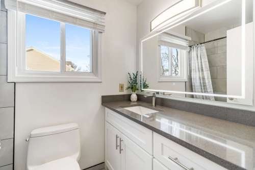 bathroom white eempty